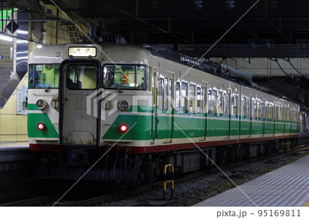 夜のしなの鉄道北しなの線長野駅 115系〜初代長野色〜 夜のしなの鉄道北しなの線長野駅 115系〜初代長野色〜 95169811