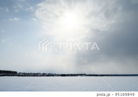 北海道の積した平野の雪景色 95169849
