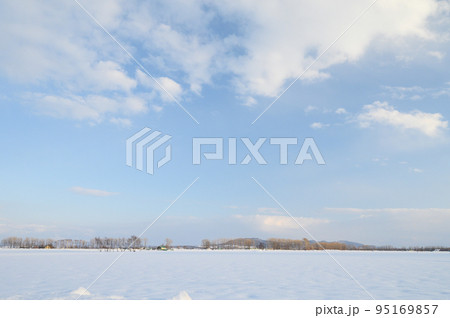 北海道の積した平野の雪景色 95169857