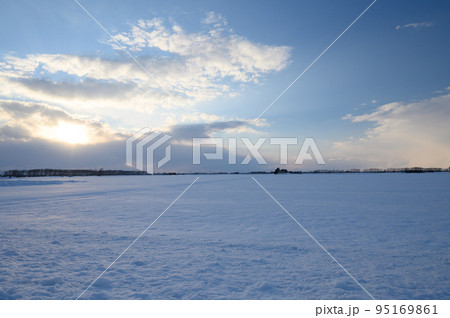 北海道の積した平野の雪景色 95169861
