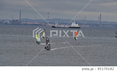 いい風でプレーニングのウインドサーフィン 95170182
