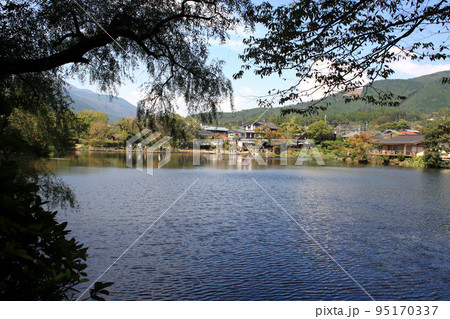 湯布院の人気観光スポット「金鱗湖」周辺の景観 湯布院の人気観光スポット「金鱗湖」周辺の景観 95170337