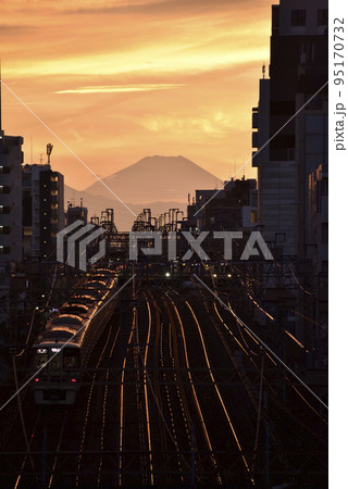 電車と富士の夕景 95170732