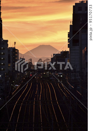 笹塚駅越しに見る富士の夕景の写真素材 [95170733] - PIXTA