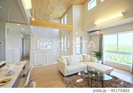洋風建築のリビングルーム 95170882