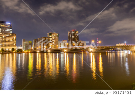 イトアップされた萬代橋と信濃川河畔のの夜景 95171451