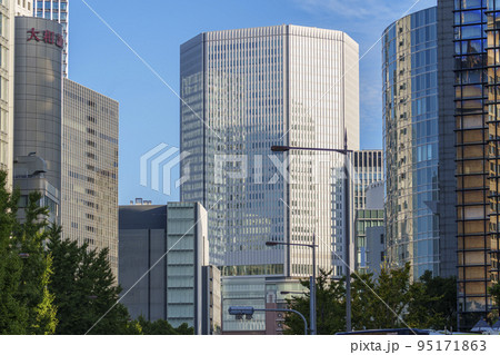 梅田新道交差点付近から阪急百貨店を望む　朝景 95171863