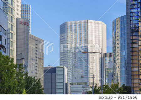 梅田新道交差点付近から阪急百貨店を望む　朝景 95171866