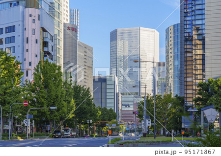 梅新南交差点付近から阪急百貨店を望む　朝景 95171867