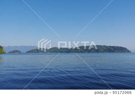 琵琶湖 宮ヶ浜付近から望む沖島 琵琶湖 宮ヶ浜付近から望む沖島 95172066