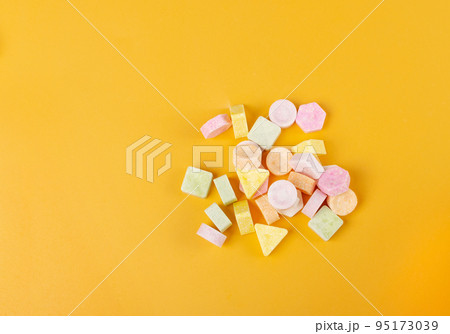 Tablet Candies on Pink Background, Compressed Tablets 95173039