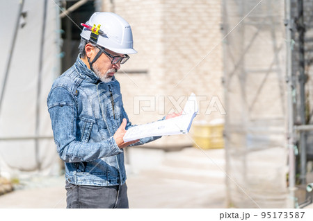 現場監督　工事監理者　主任技術者　指導監督　デニム　白髪　ひげ　設計図 95173587