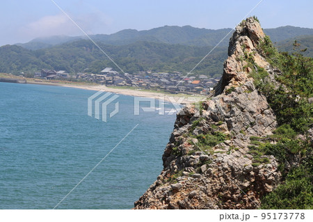 海岸の岩山から望む海沿いの街並み 95173778