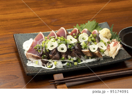 ネギとニンニクをかけた鰹のたたき 95174091