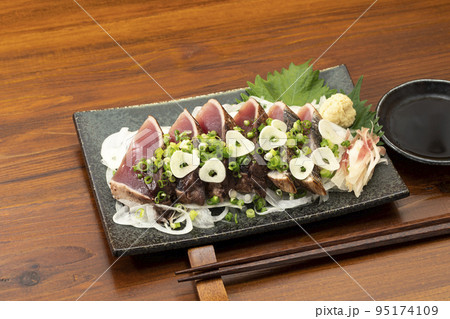 ネギとニンニクをかけた鰹のたたき ネギとニンニクをかけた鰹のたたき 95174109