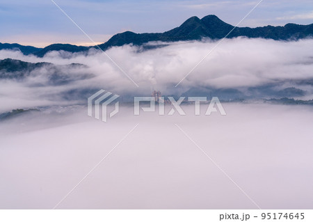 《埼玉県》秩父・雲海に包まれた街並み 95174645