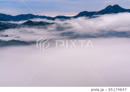 《埼玉県》秩父・雲海に包まれた街並み 《埼玉県》秩父・雲海に包まれた街並み 95174647