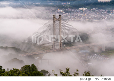 《埼玉県》秩父・雲海に包まれた街並み 95174656