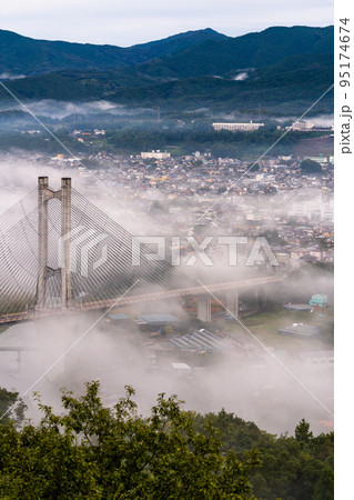 《埼玉県》秩父・雲海に包まれた街並み 《埼玉県》秩父・雲海に包まれた街並み 95174674
