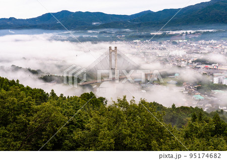 《埼玉県》秩父・雲海に包まれた街並み 《埼玉県》秩父・雲海に包まれた街並み 95174682