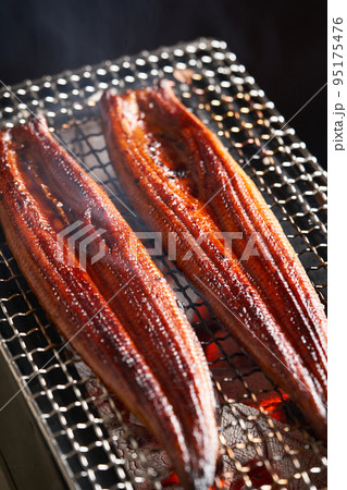 炭火で鰻の蒲焼を焼く 炭火で鰻の蒲焼を焼く 95175476