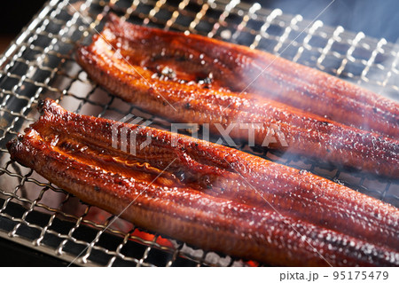 炭火で鰻の蒲焼を焼く 95175479