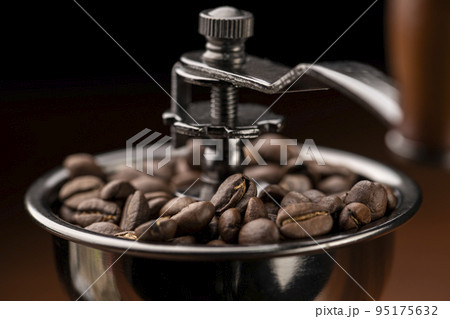 コーヒーミルでコーヒー豆を挽く 95175632