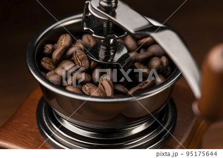 コーヒーミルでコーヒー豆を挽く 95175644