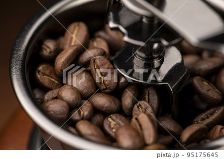 コーヒーミルでコーヒー豆を挽く コーヒーミルでコーヒー豆を挽く 95175645
