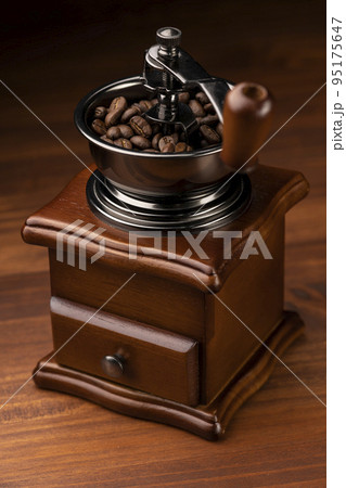 コーヒーミルでコーヒー豆を挽く コーヒーミルでコーヒー豆を挽く 95175647