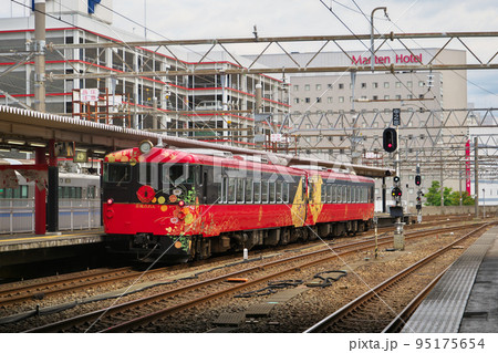 金沢駅に停車中の観光列車 花嫁のれん 95175654