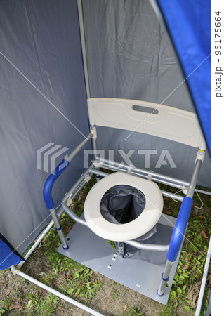 マンホールトイレを設置する様子(便座とテント) マンホールトイレを設置する様子(便座とテント) 95175664