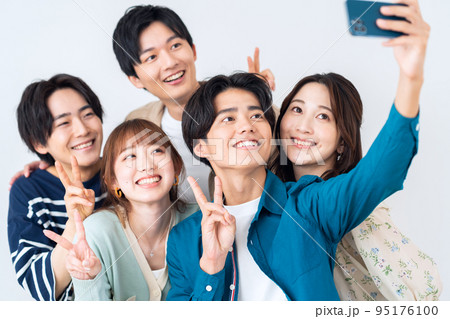 大学生　Z世代　キャンパスライフ　友達　仲間 95176100