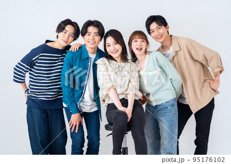 大学生 Z世代 キャンパスライフ 友達 仲間 大学生 Z世代 キャンパスライフ 友達 仲間 95176102