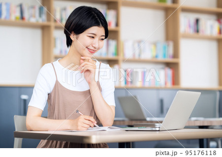 大学生　Z世代　キャンパスライフ　勉強　教育　パソコン 95176118