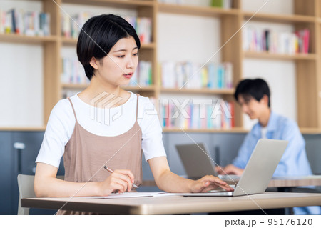 大学生 Z世代 キャンパスライフ 勉強 教育 パソコン 大学生 Z世代 キャンパスライフ 勉強 教育 パソコン 95176120
