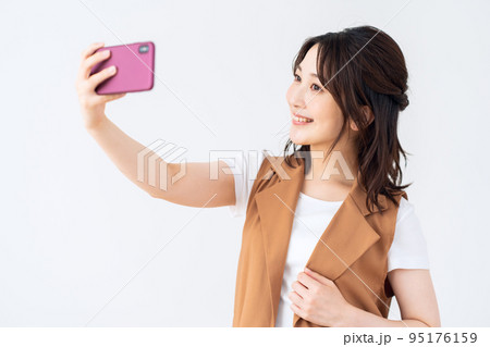 女性　リビング　ライフスタイル　スマホ　スマートフォン　 95176159