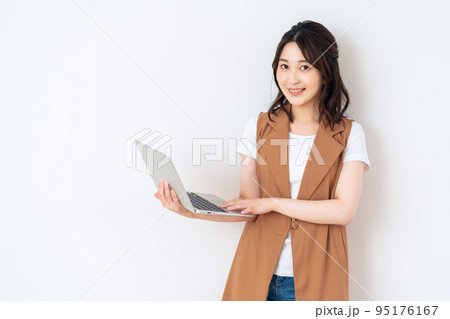 女性　ライフスタイル　エンジニア　パソコン　白バック 95176167