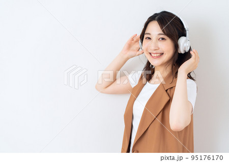 女性　ライフスタイル　音楽　音楽鑑賞　ミュージック　ヘッドフォン　ニューノーマル 95176170