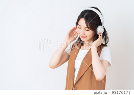 女性　ライフスタイル　音楽　音楽鑑賞　ミュージック　ヘッドフォン　ニューノーマル 95176172