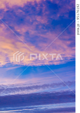 10月の空（縦） 95176192