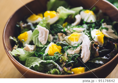 ササミとゆで卵のサラダ 95176642