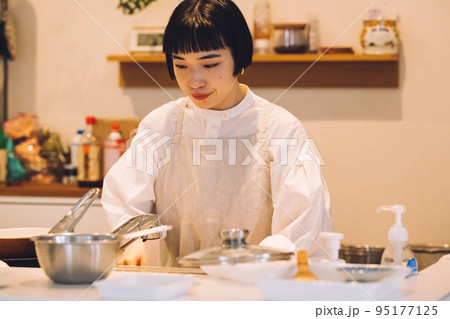 キッチンで洗い物をする女性 95177125