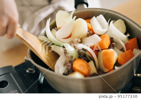 手料理・肉じゃがを作る 95177330