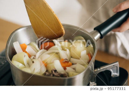 手料理・肉じゃがを作る 95177331