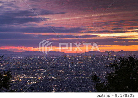 大阪と奈良の府県境「十三峠」 夕焼け空を背景に美しいシルエットの明石海峡大橋 大阪と奈良の府県境「十三峠」 夕焼け空を背景に美しいシルエットの明石海峡大橋 95178205