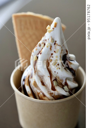 チョコレートソースがかかったカップ入りのバニラソフトクリーム チョコレートソースがかかったカップ入りのバニラソフトクリーム 95178762