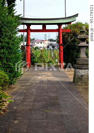 (日本の神社)小さな神社 埼玉県久喜市 香取神社 参道から鳥居 (日本の神社)小さな神社 埼玉県久喜市 香取神社 参道から鳥居 95179321