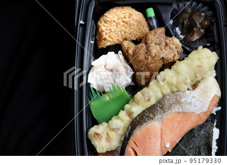 持ち帰りの使い捨て容器に入っている海苔弁当 95179330