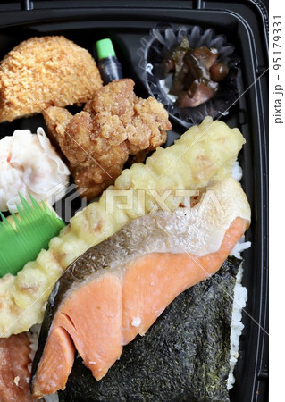 持ち帰りの使い捨て容器に入っている海苔弁当 95179331